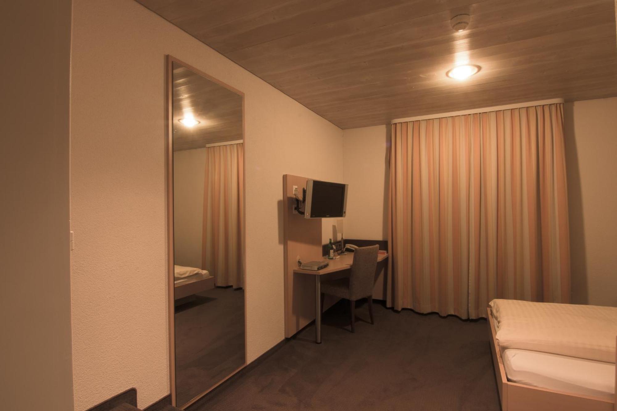 Hotel Zum Goldenen Kreuz Frauenfeld Pokoj fotografie